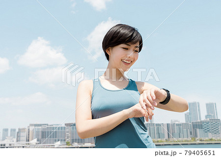 運動をする女性 79405651