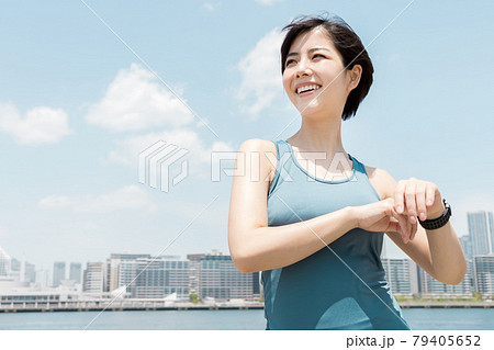 運動をする女性 79405652