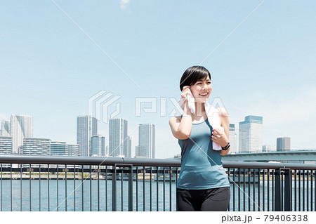 運動をする女性 79406338