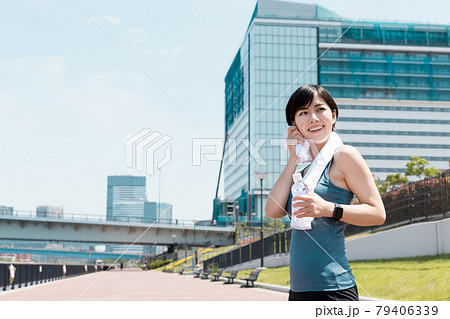 運動をする女性 79406339