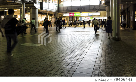 東京・品川駅　帰宅を急ぐ人々 79406443