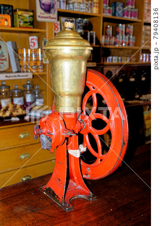 Antique vintage old coffee grinder displayed in a shop 79408136