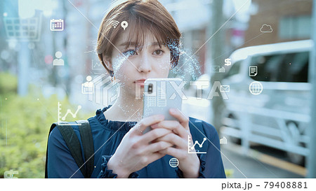 モバイル通信 アプリ スマホを使う女性 モバイル通信 アプリ スマホを使う女性 79408881