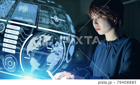 ホログラムを見る女性　HUD　GUI 79408885
