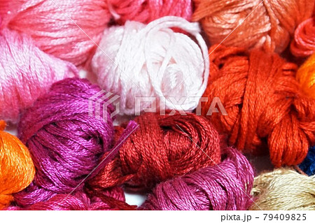 刺繍糸　刺しゅう　カラフル　糸　手芸　材料　カラー　カラーバリエーション　ステッチ　暖色　 79409825