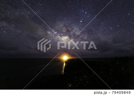 《沖縄県 宮古島》東平安名崎から見る宮古島の星空 《沖縄県 宮古島》東平安名崎から見る宮古島の星空 79409849