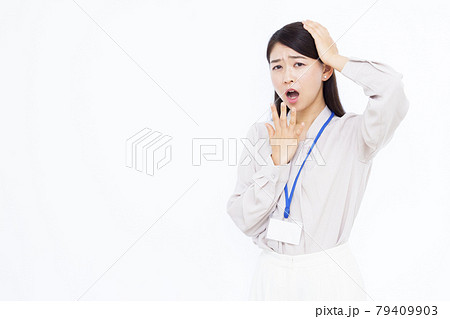頭を抱えている30代のビジネスウーマン 頭を抱えている30代のビジネスウーマン 79409903