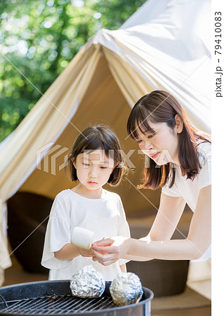 マシュマロを焼く親子 マシュマロを焼く親子 79410083