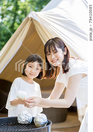 マシュマロを焼く親子 マシュマロを焼く親子 79410085