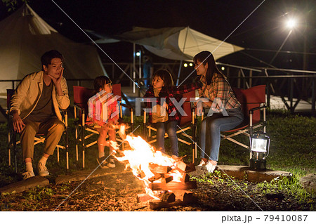 グランピング・キャンプファイヤーを楽しむ家族 79410087