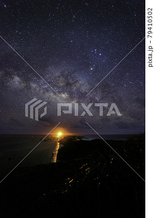 《沖縄県 宮古島》平安名灯台と宮古島の星空 79410502