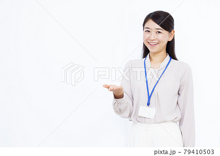 提案をしている30代のビジネスウーマン 79410503