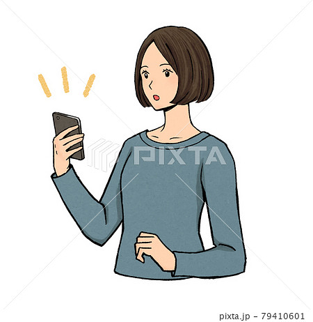 スマホを見る女性 スマホを見る女性 79410601