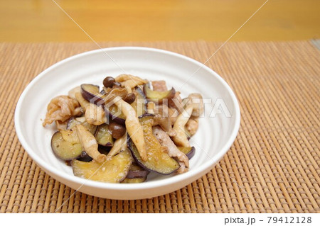 茄子とシメジの炒め物 79412128