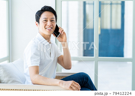 スマホで通話する男性 79412224