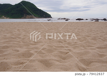 日本海　琴引浜の鳴き砂と岩場　京丹後市 79412637