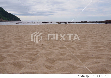 日本海　琴引浜の鳴き砂と岩場　京丹後市 79412638