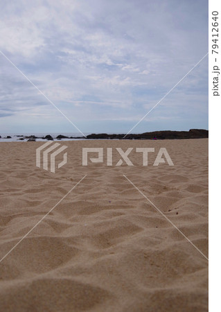 日本海　琴引浜の鳴き砂と岩場　京丹後市 79412640