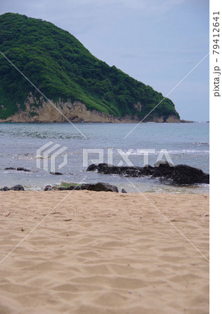 日本海　琴引浜の鳴き砂と岩場　京丹後市 79412641