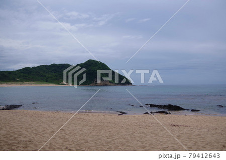 日本海　琴引浜の鳴き砂と岩場　京丹後市 79412643