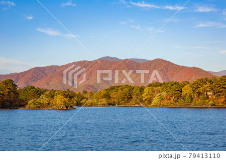 福島裏磐梯の秋 紅葉の桧原湖 福島裏磐梯の秋 紅葉の桧原湖 79413110