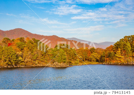 福島裏磐梯の秋　紅葉の桧原湖 79413145