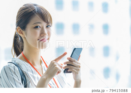 オフィスでスマホを操作する若いビジネスウーマン 79415088