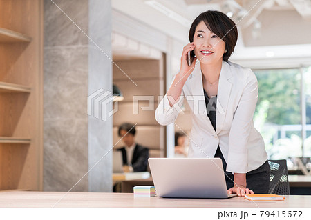 フリーアドレスのオフィスでノートpcで仕事する女性管理職 撮影協力 Shift Nogizaka の写真素材