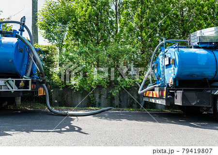 住宅用合併処理浄化槽のメンテナンス汲み取り清掃バキュームカーの写真素材