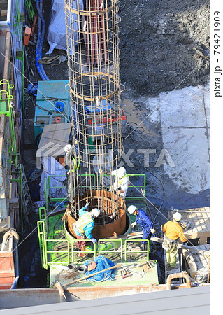 建築現場 基礎工事 ガイドパイプと鉄筋連結作業 建築現場 基礎工事 ガイドパイプと鉄筋連結作業 79421909