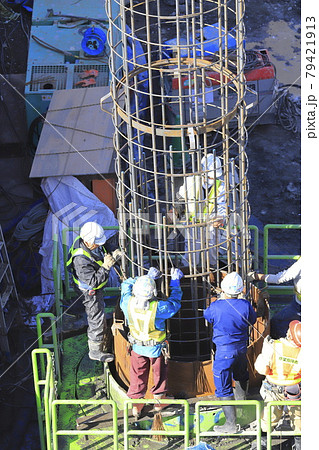 建築現場　基礎工事　ガイドパイプと鉄筋連結作業    79421913