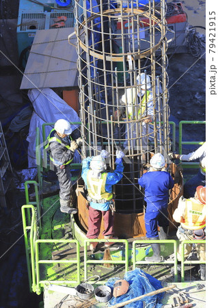 建築現場 基礎工事 ガイドパイプと鉄筋連結作業 建築現場 基礎工事 ガイドパイプと鉄筋連結作業 79421915