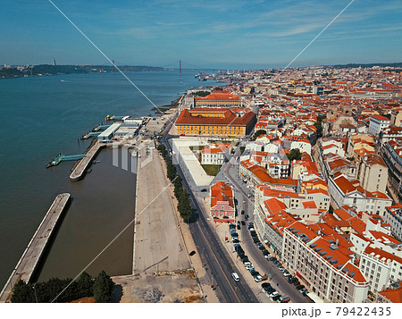 リスボンの旧市街と港湾の空撮 79422435