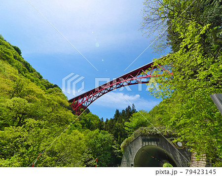 青空と山あいの赤い橋 奥出雲おろちループ 青空と山あいの赤い橋 奥出雲おろちループ 79423145