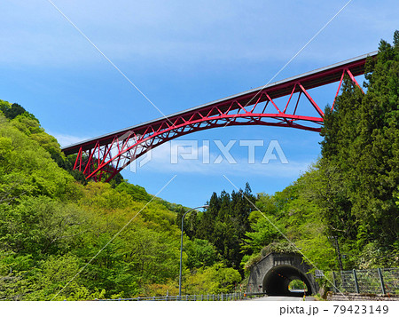 青空と山あいの赤い橋 奥出雲おろちループ 青空と山あいの赤い橋 奥出雲おろちループ 79423149