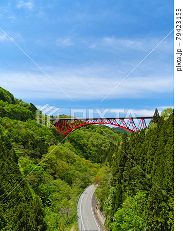 青空と山あいの赤い橋 奥出雲おろちループ 青空と山あいの赤い橋 奥出雲おろちループ 79423153
