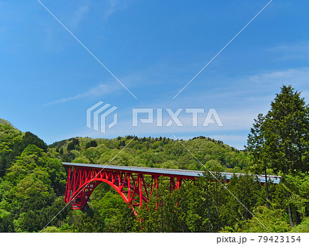 青空と山あいの赤い橋 奥出雲おろちループ 79423154