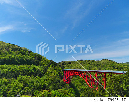 青空と山あいの赤い橋 奥出雲おろちループ 青空と山あいの赤い橋 奥出雲おろちループ 79423157
