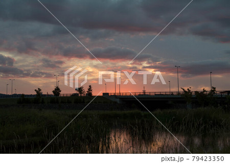 美しい夕焼け空と川面 美しい夕焼け空と川面 79423350