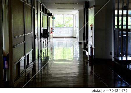 暗い学校の廊下 79424472