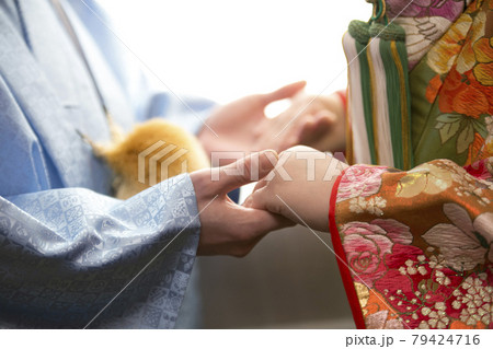 着物をきて手をつなぐ和装結婚式のイメージ写真 着物をきて手をつなぐ和装結婚式のイメージ写真 79424716