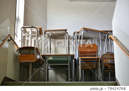 積み上げられた学校の机と椅子 79424768