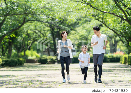 ジョギング 家族 親子 ファミリーイメージ 79424980