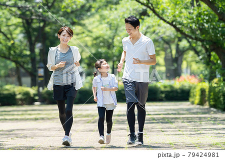 ジョギング 家族 親子 ファミリーイメージ 79424981