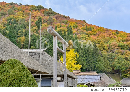 ちょうど見頃の大内宿の紅葉情景 福島の写真素材
