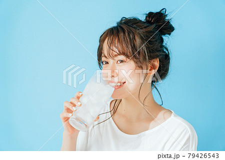 冷たい飲み物を飲む女性 冷たい飲み物を飲む女性 79426543