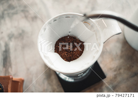 barista dripping coffee and slow coffee bar style 79427171