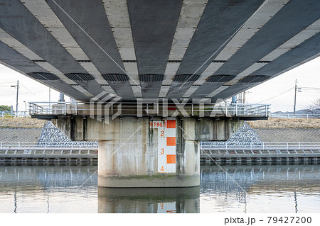 水位計と橋脚 79427200