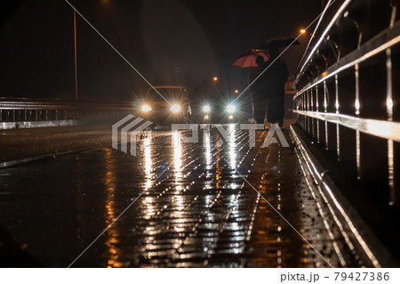 雨の夜の浴衣デート　人物小さい 79427386