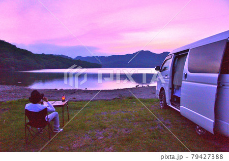 夕日　赤城山　大沼湖畔　バンライフ　ファミリーライフ　 79427388